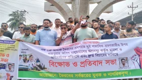 পিকনিকের লঞ্চে দুবৃর্ত্তদের হামলা, প্রতিবাদে সড়ক অবরোধ