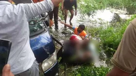 নিয়ন্ত্রণ হারিয়ে মাইক্রোবাস খালে, নিহত ৭