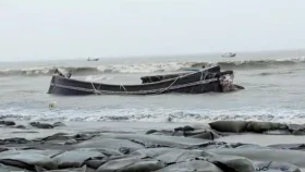 সৈকতে ভেসে এলো ডুবে যাওয়া ট্রলারসহ এক মরদেহ