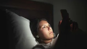 রাত জেগে রিলস দেখলে যে সমস্যায় পড়বেন