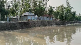 তিস্তার একপাশে জিওব্যাগ, অন্যপাশে ড্রেজিং