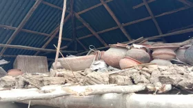 মান্দায় বসতবাড়িতে ভাংচুর-লুটপাট ও বৃদ্ধার ওপর হামলার অভিযোগ