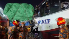 মুন্সিগঞ্জে ট্রাকে বাসের ধাক্কা, নিহত ১