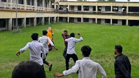 ৪১ শিক্ষার্থীকে পিটিয়ে আহত করলেন শিক্ষক, সাংবাদিকদের হাতুড়ি পেটা