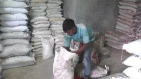 গাইবান্ধায় অতিরিক্ত দামে সার বিক্রির অভিযোগ