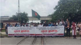 এবার রেলপথ অবরোধ করলেন রবি শিক্ষার্থীরা