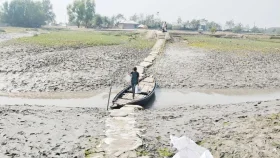 শিবসা নদী পরিণত হয়েছে গোচারণভূমিতে, দখলে নিচ্ছে ভূমি দস্যুরা