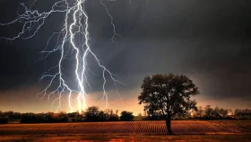 বজ্রপাতের ঝুঁকি কমাতে শিক্ষা প্রতিষ্ঠানে সতর্কীকরণ বার্তা প্রচারের নির্দেশ