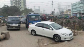 সড়কে খানাখন্দ, তীব্র যানজট