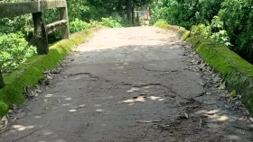 ৩ উপজেলায় যাতায়াতের একমাত্র ব্রিজটি ঝুঁকিপূর্ণ
