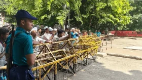 ধানমন্ডি ৩২ ঘিরে পুলিশের কঠোর নজরদারি 