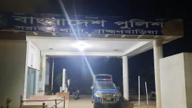 সরাইলে যানজটে আটকা ২ মাইক্রোবাসে ডাকাতির অভিযোগ