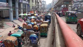 ব্যাটারিচালিত রিকশায় নাকাল ঢাকা
