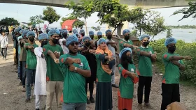 ভৈরবে ত্রি-সেতুর এলাকা পরিচ্ছন্ন রাখতে তরুণ-তরুণীদের শপথ 