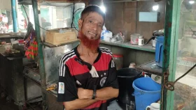 ইংরেজি বলতে বলতে চা বিক্রি করেন মানিকগঞ্জের রফিকুল!