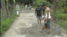 ক্ষোভে নিজেদের টাকায় রাস্তা সংস্কার করলেন স্থানীয়রা