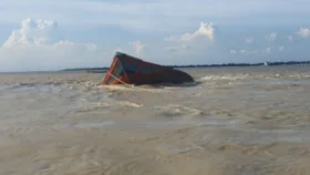 দৌলতদিয়ায় পদ্মার স্রোতে ডুবে গেলো বাল্কহেড