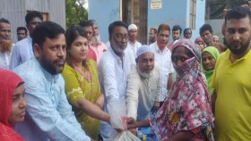 সোনারগাঁয়ে পানিবন্দি মানুষের মাঝে দ্বিতীয় দফায় ত্রাণ বিতরণ 