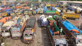 ভোমরায় তিন দিনে এলো ২ হাজার টন পেঁয়াজ