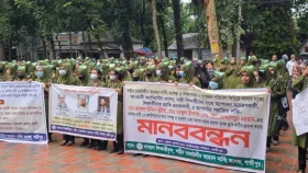 গাজীপুরে সড়ক অবরোধ করে নার্সিং শিক্ষার্থীদের বিক্ষোভ