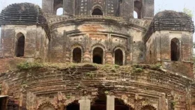 ভগ্নদশায় দাঁড়িয়ে ২৬০ বছরের পুরোনো মঠবাড়ি মন্দির