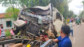 বৈদ্যুতিক খুঁটির সঙ্গে লেগুনার ধাক্কা, প্রাণ গেলো নারীর