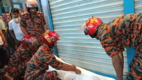 মুন্সীগঞ্জে প্রাইভেটকারের ধাক্কায় নিহত ৩ 