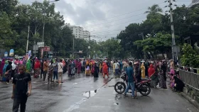 তেজগাঁওয়ে গার্মেন্টস কর্মীদের সড়ক অবরোধ