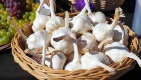 খালি পেটে রসুন খেলে কী হয়, জেনে নিন