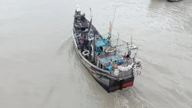 ইলিশের আশায় উপকূলীয় জেলেদের গভীর সমুদ্রে গমন