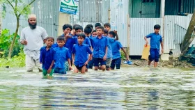 পানিতে তলিয়ে গেছে রাস্তা, স্কুলে যেতে দুর্ভোগ