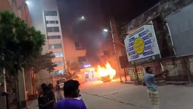 নারায়ণগঞ্জে হাসপাতালের ভেতর অ্যাম্বুলেন্সে আগুন, দগ্ধ ২