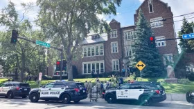 যুক্তরাষ্ট্রে স্কুলে বন্দুকধারীর হামলায় নিহত ৩, আহত ২০