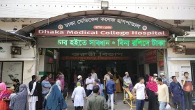 নুরের খোঁজ নিতে ঢামেকের বাইরে নেতাকর্মীদের ভিড়