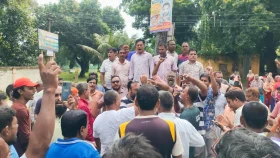 বিভিন্ন দাবিতে জয়পুরহাট চিনিকলে বিক্ষোভ ও অবস্থান কর্মসূচি