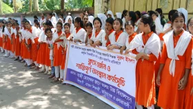 বোয়ালখালীতে শিক্ষকের বিরুদ্ধে শিক্ষার্থীদের বিক্ষোভ 