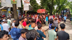 তিন দফা দাবিতে বাকৃবি শিক্ষার্থীদের রেলপথ অবরোধ