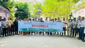 শিক্ষার্থীদের ওপর হামলার প্রতিবাদে জবি শিক্ষকদের মানববন্ধন