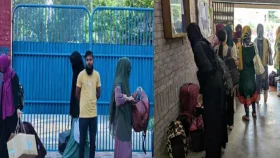 বাকৃবি বন্ধ ঘোষণা, হল ছাড়ছেন শিক্ষার্থীরা