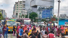 কুড়িলে পোশাক শ্রমিকদের সড়ক অবরোধ, যান চলাচল বন্ধ