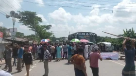 সংসদীয় আসন পুনর্বিন্যাসের দাবিতে ভাঙ্গায় দুই মহাসড়ক অবরোধ