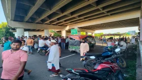 ফের ফরিদপুরে মহাসড়ক অবরোধ, ২১ জেলার যান চলাচল বন্ধ