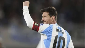 ভক্তদের ভালোবাসায় বিদায় নিলেন ফুটবল জাদুকর মেসি