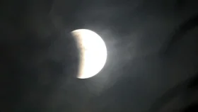 চন্দ্রগ্রহণের সময় নবীজি যে আমল করতে বলেছেন