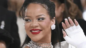 তৃতীয় সন্তানের মা হচ্ছেন রিহানা