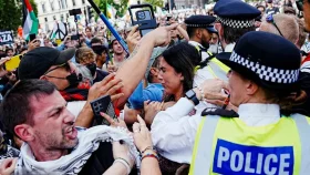 লন্ডনে ‘প্যালেস্টাইন অ্যাকশন’ গ্রুপের বিক্ষোভ, গ্রেপ্তার ৪২৫ 