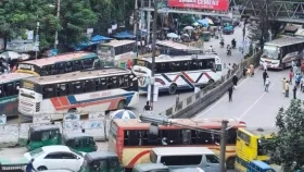 রাজধানীতে পরিবহণ শ্রমিকদের সড়ক অবরোধ