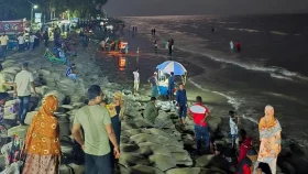 চন্দ্রগ্রহণ উপভোগে কুয়াকাটা সৈকতে পর্যটকের ঢল 