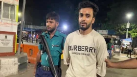নকল আইডি কার্ড দেখিয়ে ঢাবিতে প্রবেশের চেষ্টা, যুবক আটক