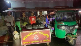 টেকনাফে কুকুরের ঘ্রাণে ধরা পড়লো মদের চালান